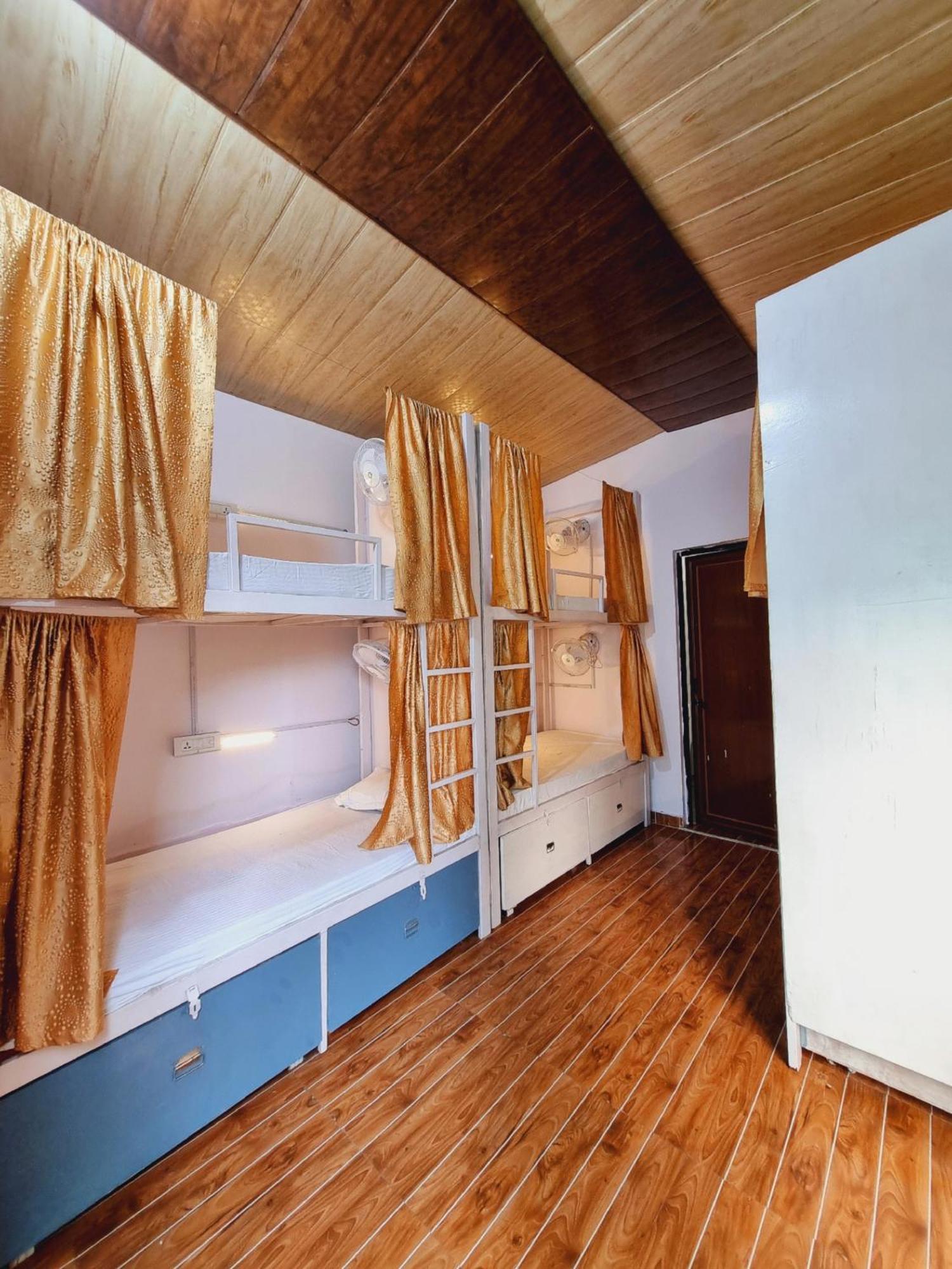 LandLopers Hostel Rishīkesh Buitenkant foto