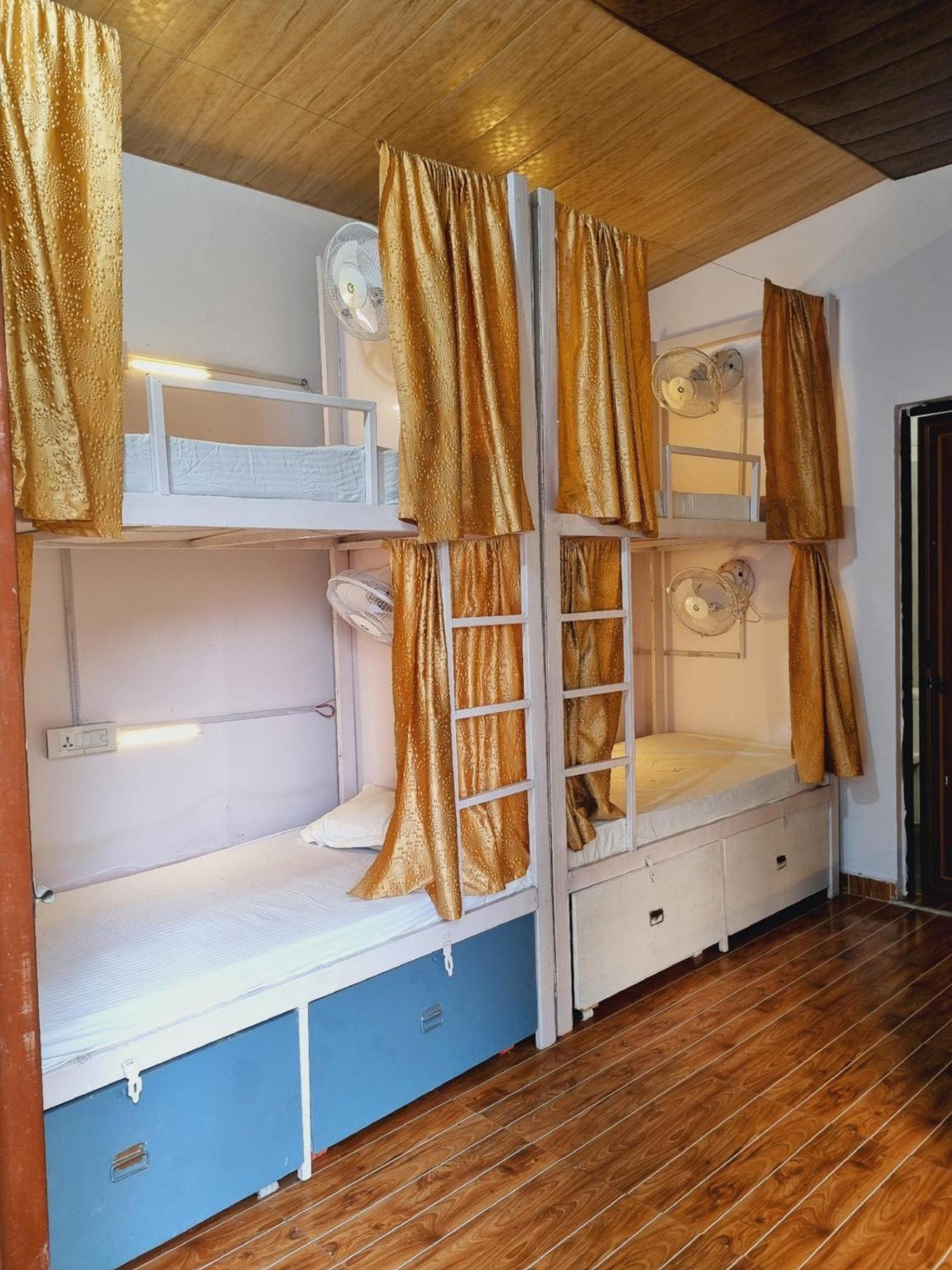 LandLopers Hostel Rishīkesh Buitenkant foto