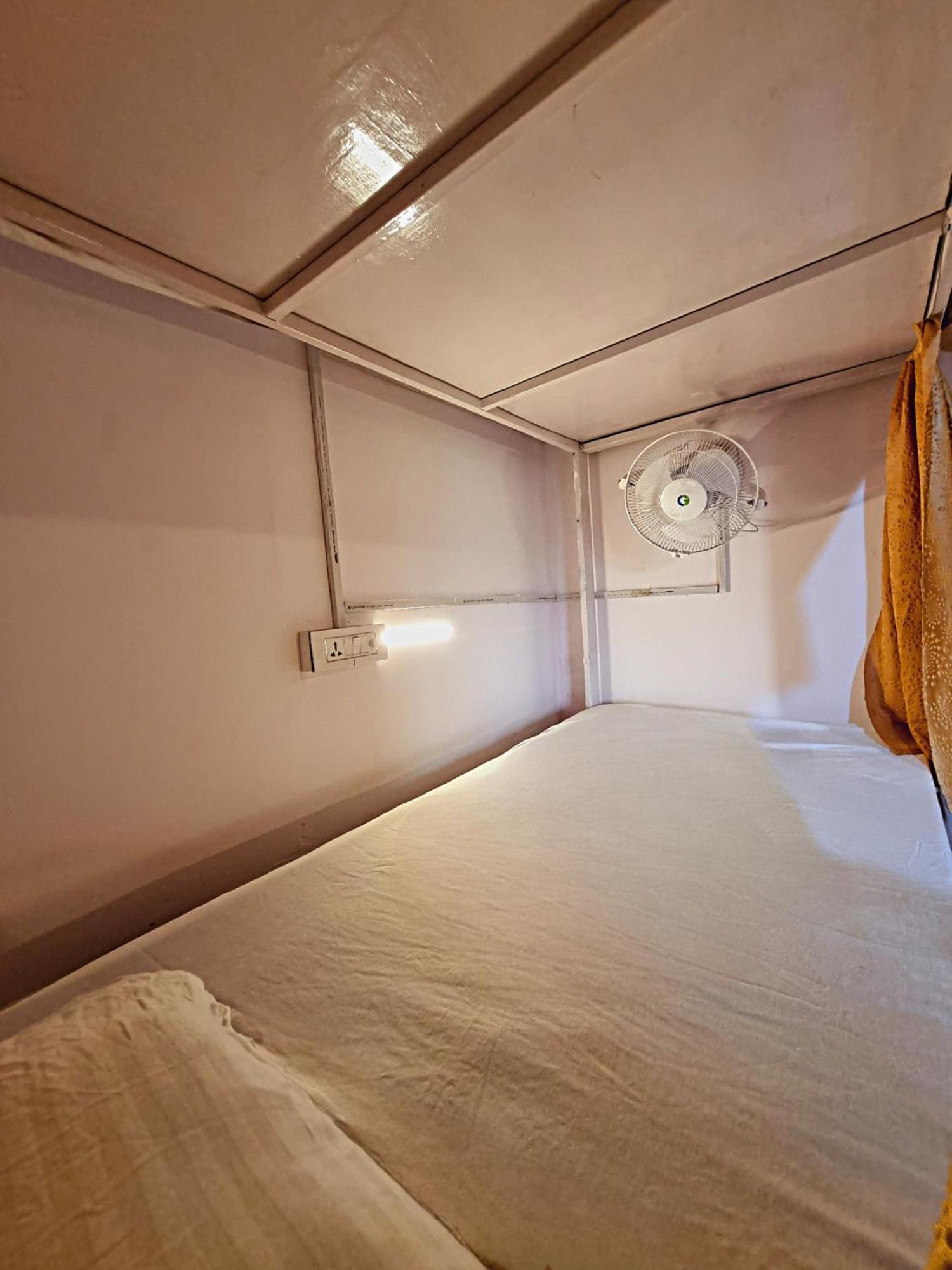 LandLopers Hostel Rishīkesh Buitenkant foto