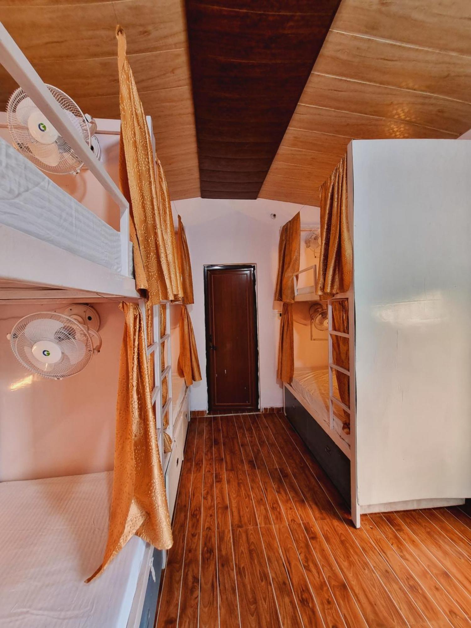 LandLopers Hostel Rishīkesh Buitenkant foto