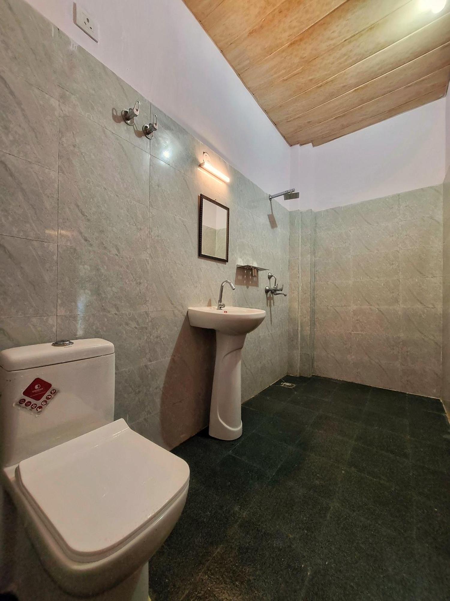 LandLopers Hostel Rishīkesh Buitenkant foto