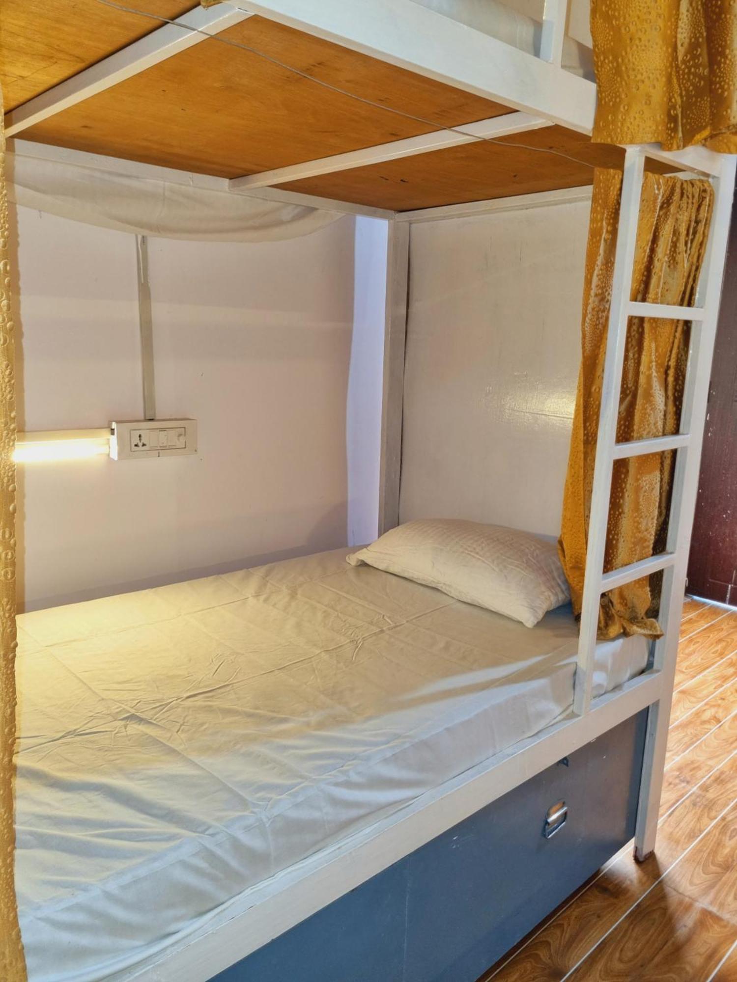 LandLopers Hostel Rishīkesh Buitenkant foto