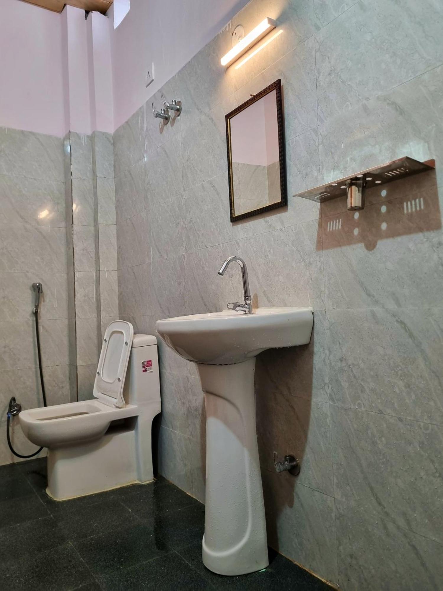 LandLopers Hostel Rishīkesh Buitenkant foto