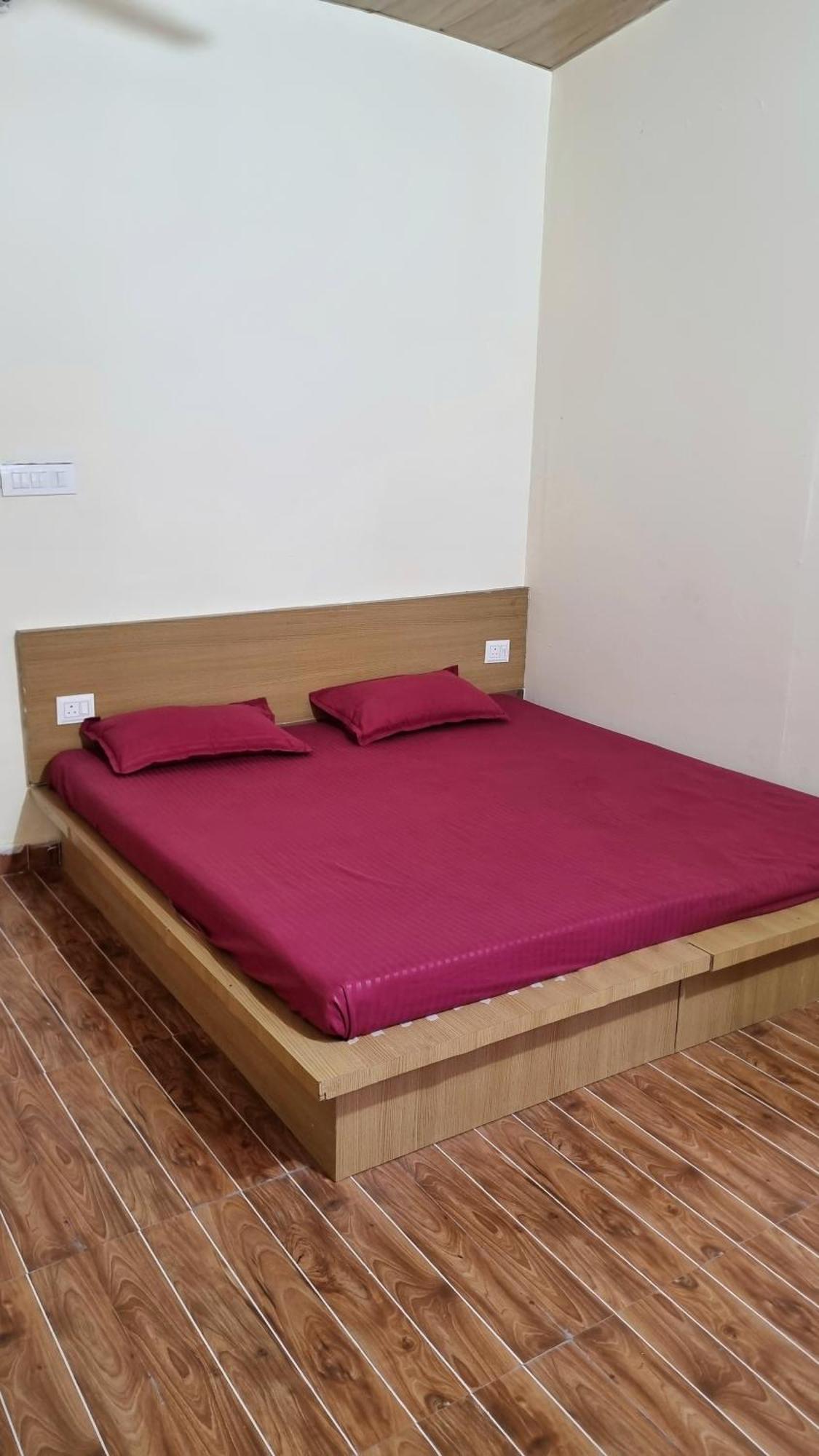 LandLopers Hostel Rishīkesh Buitenkant foto