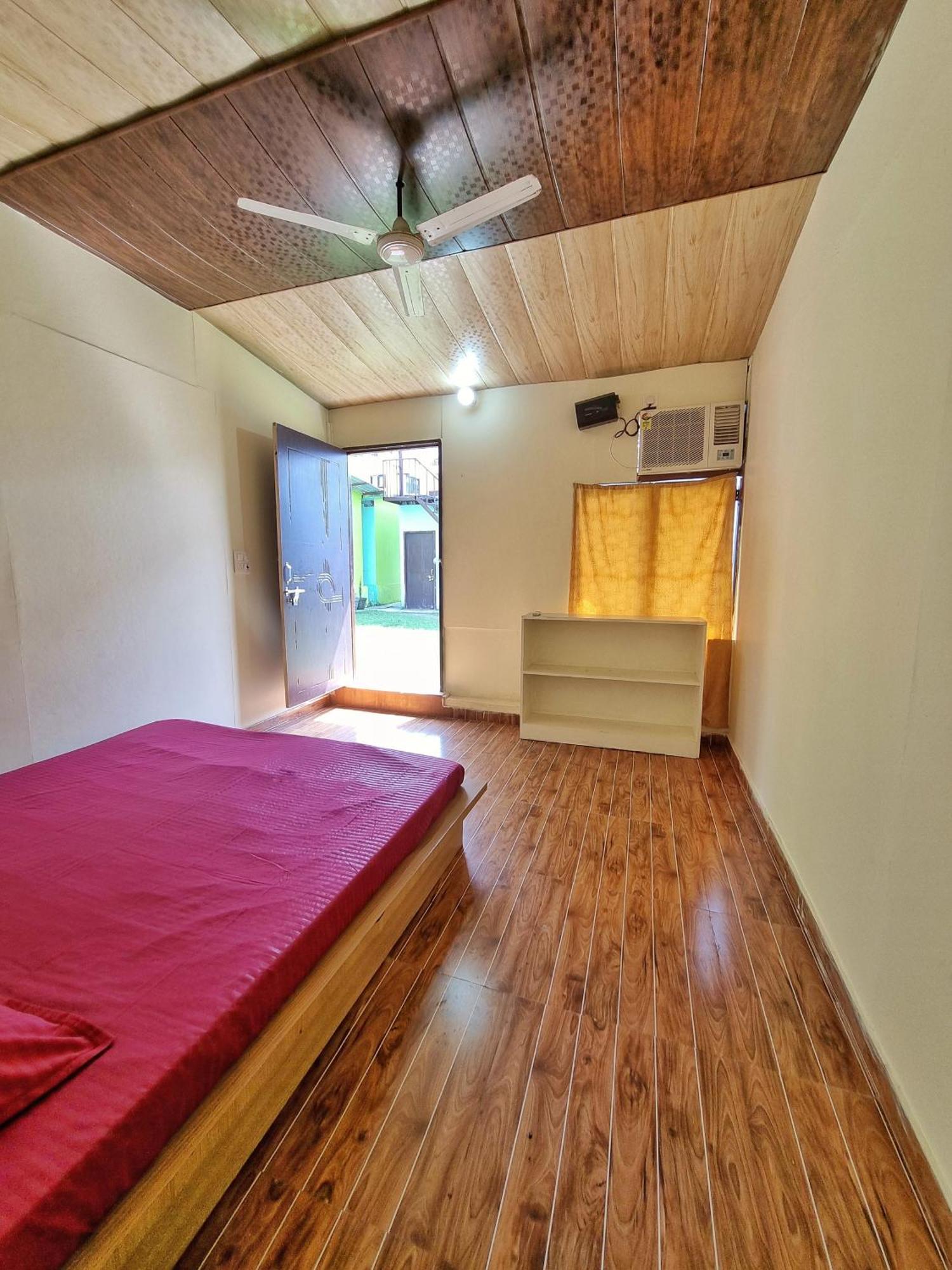 LandLopers Hostel Rishīkesh Buitenkant foto