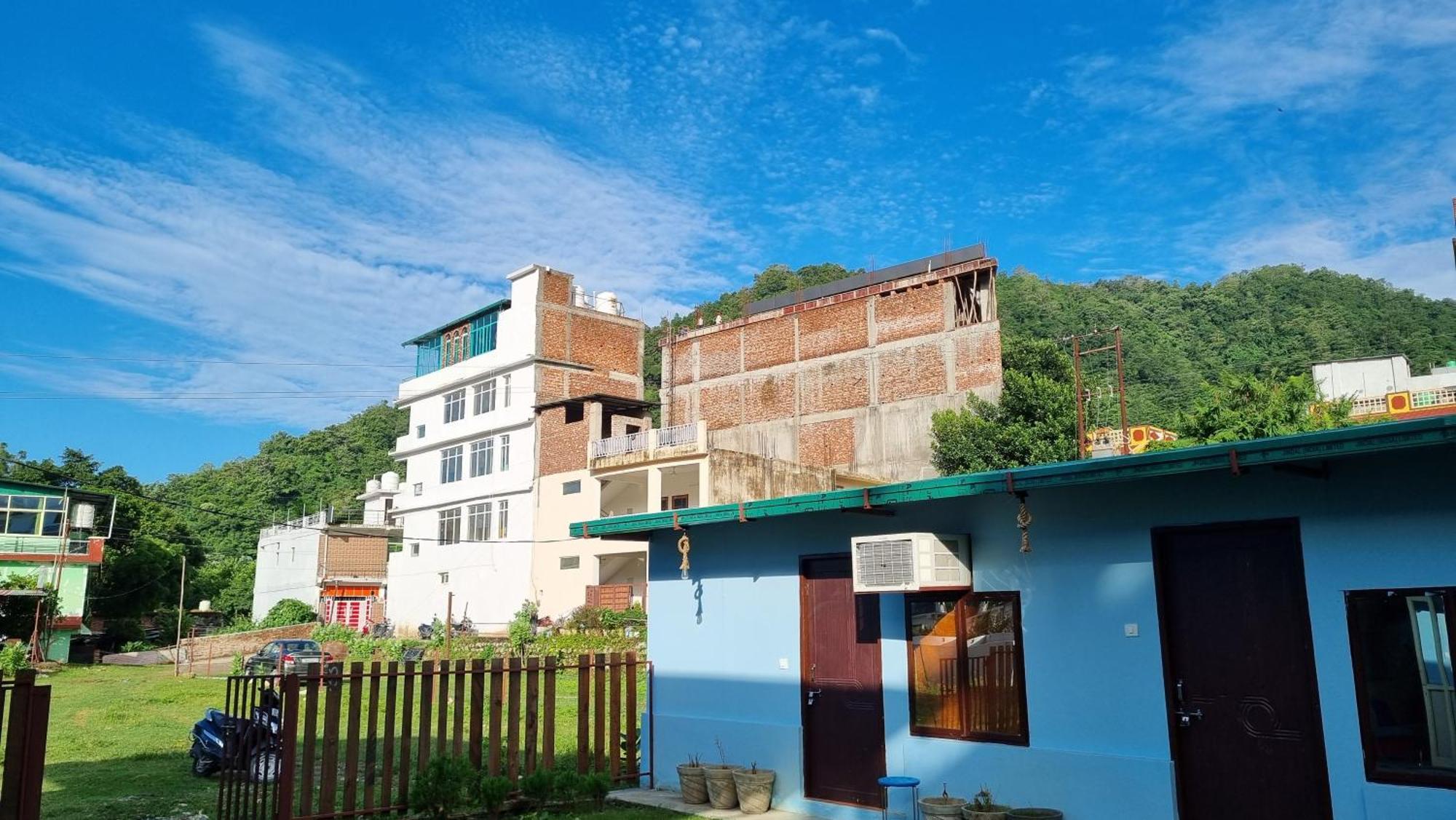 LandLopers Hostel Rishīkesh Buitenkant foto