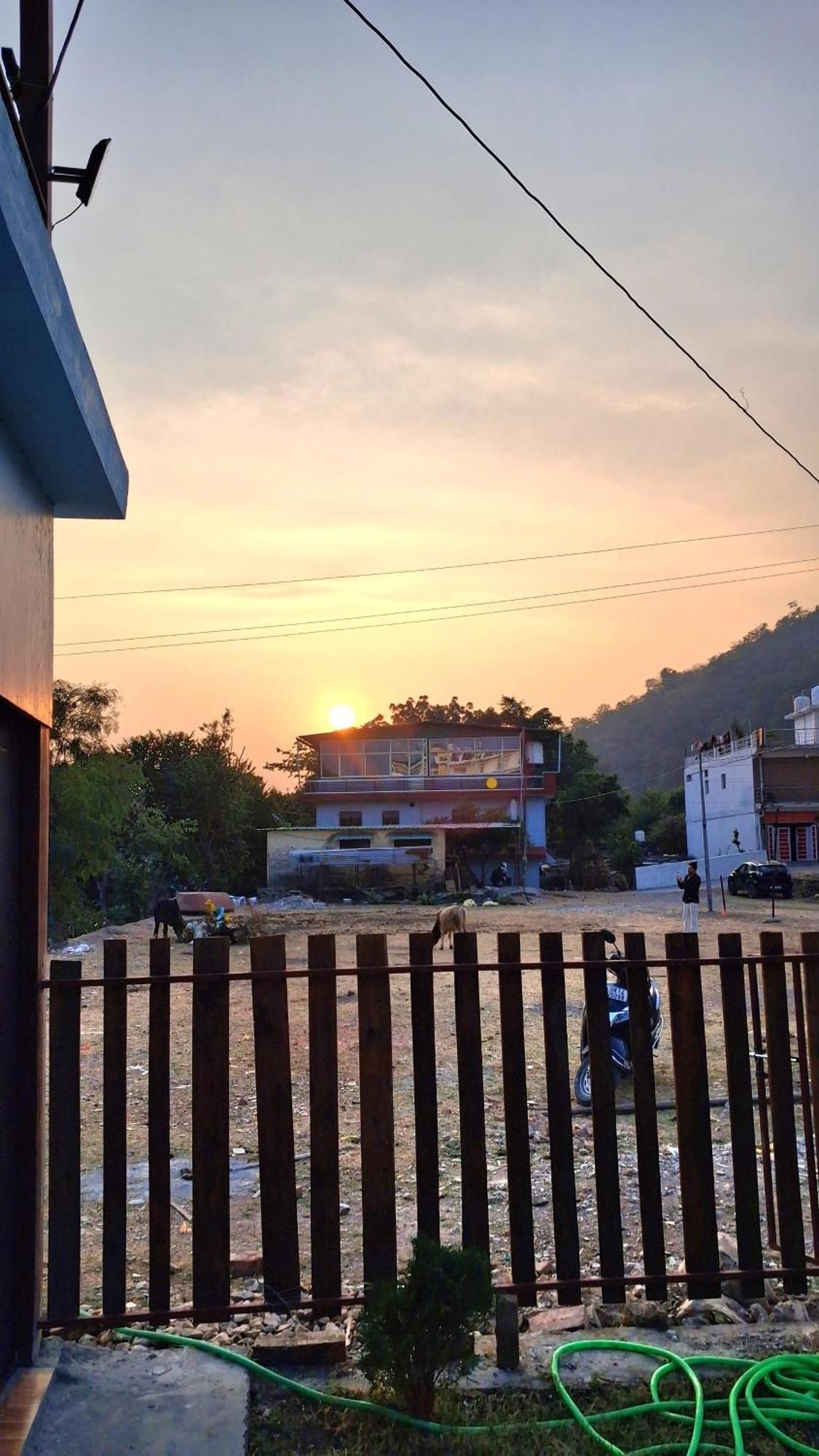 LandLopers Hostel Rishīkesh Buitenkant foto