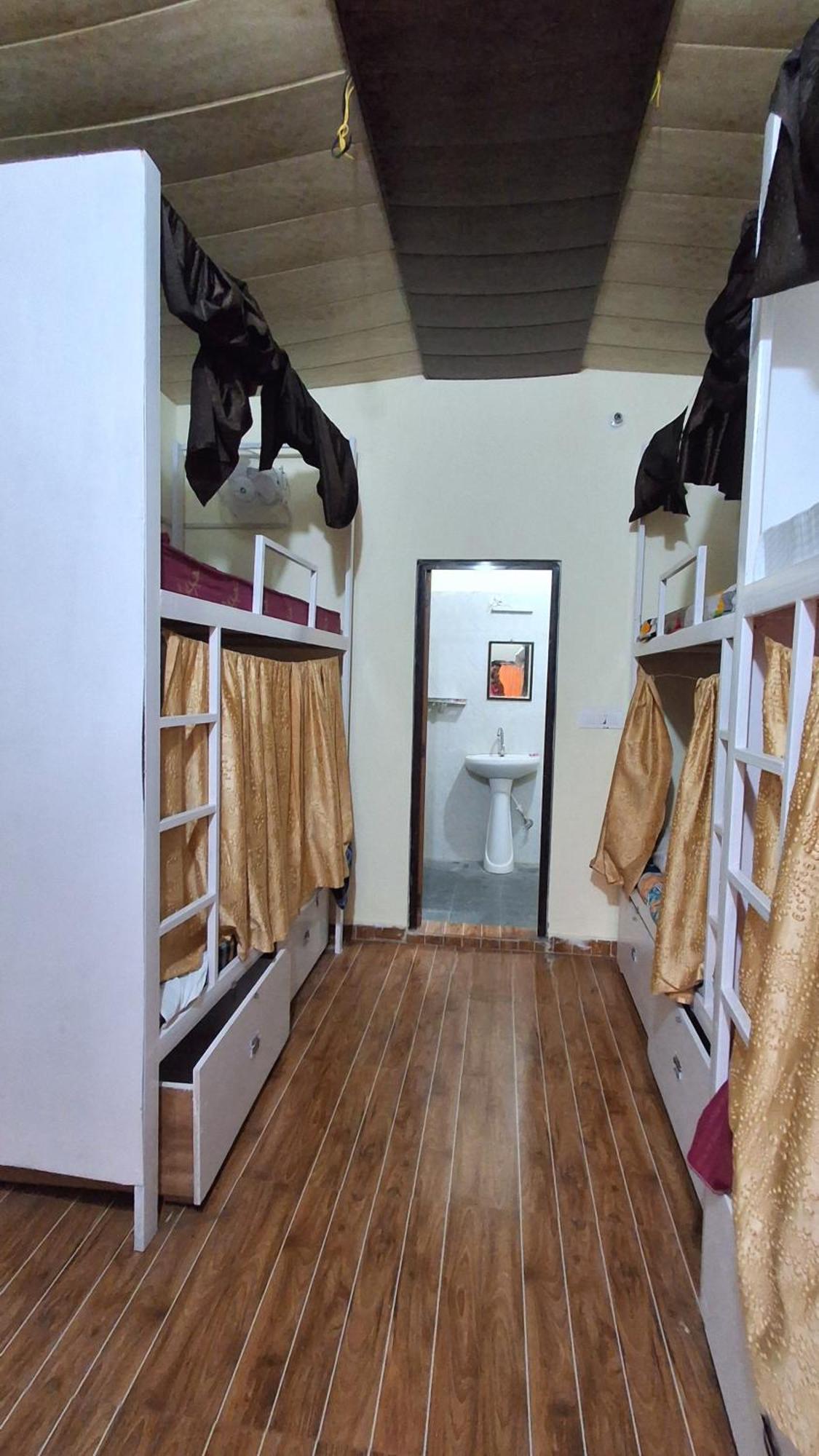 LandLopers Hostel Rishīkesh Buitenkant foto