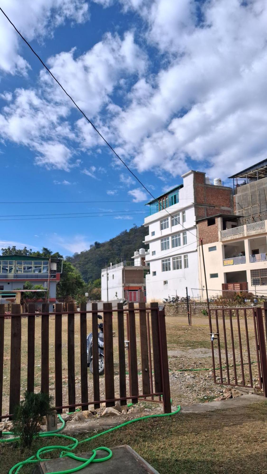 LandLopers Hostel Rishīkesh Buitenkant foto