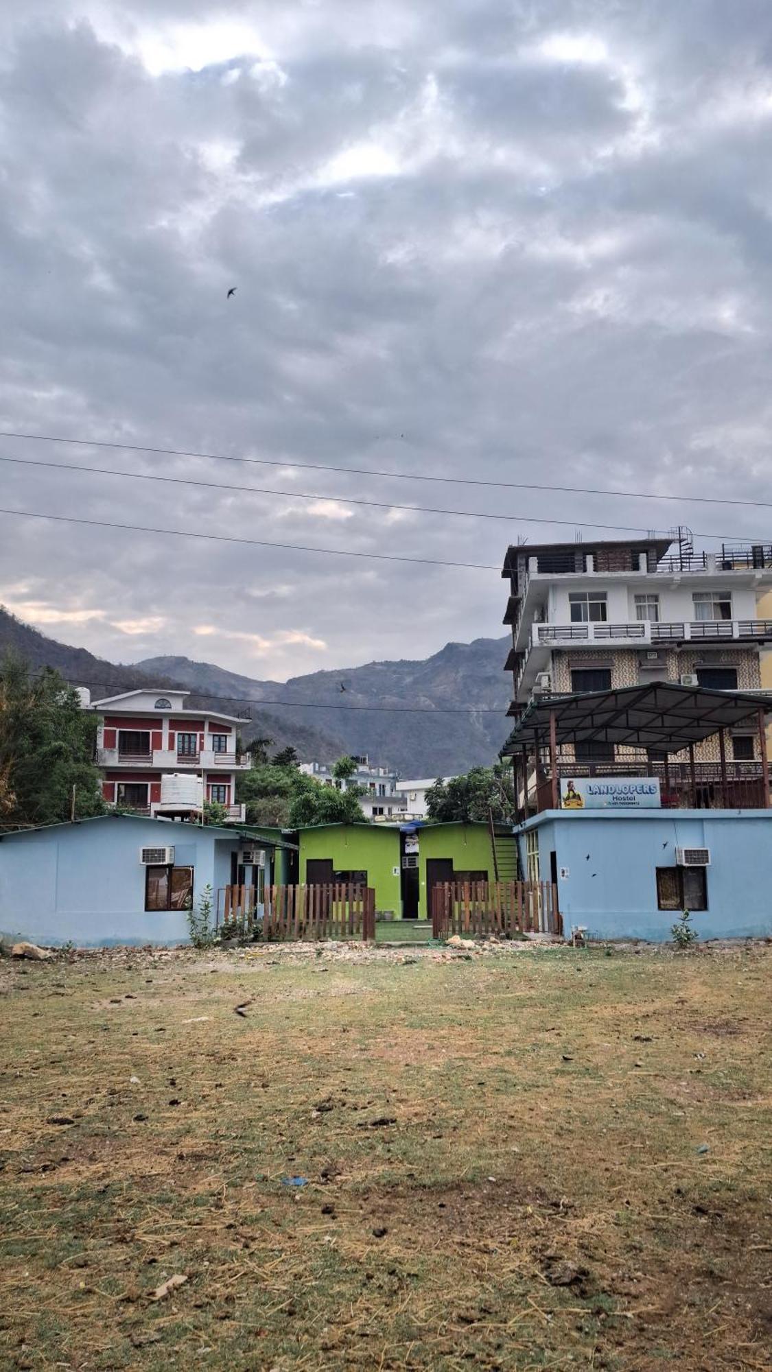 LandLopers Hostel Rishīkesh Buitenkant foto
